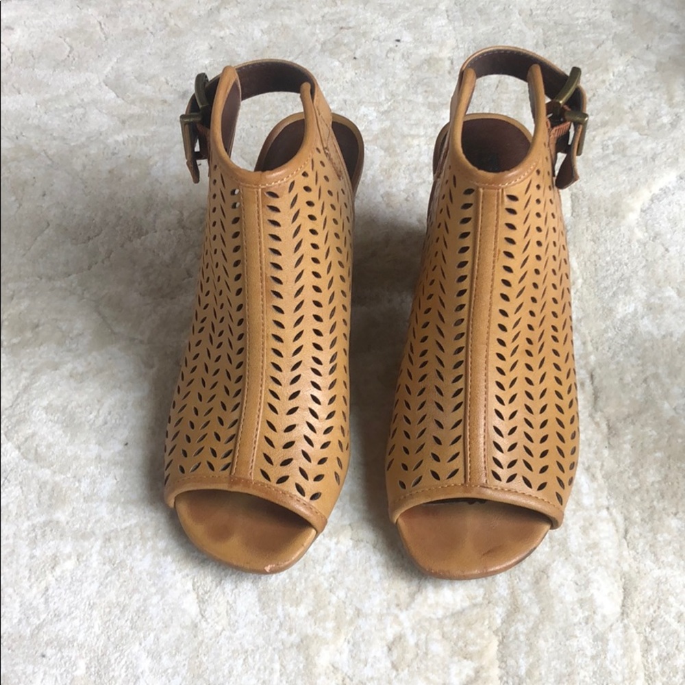 White Mountain tan wedges